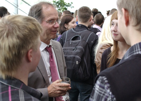 Dekaani Pekka Neittaanmki jututti opintonsa
aloittaneista opiskelijoita syksyn 2010 Puutarhajuhlassa.
